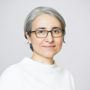 Çiğdem İşsever Porträt von einer Frau mit Brille