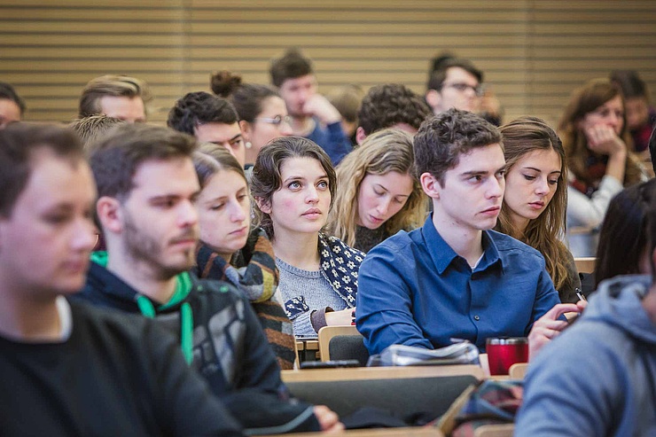 Vorlesung in der Wirtschaftswissenschaftlichen Fakultät Studierende sitzen in einem Hörsaal der Wirtschaftswissenschaftlichen Fakultät der HU Berlin.