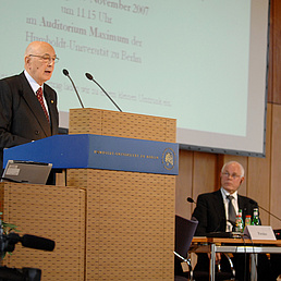 Giorgio Napolitano steht am Rednerpult und hält seine Rede.