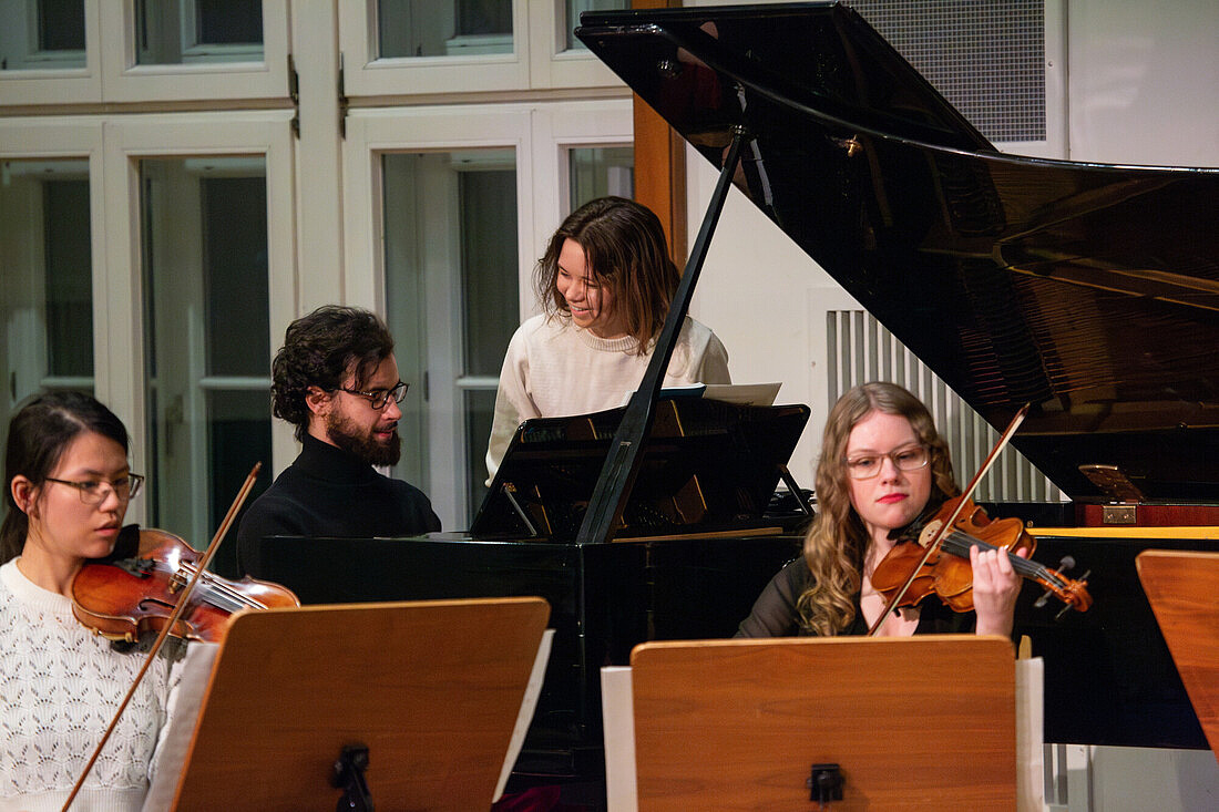 Kammermusikabend Musiker*innen am Klavier und mit Violine. Eine Musikerin lacht.