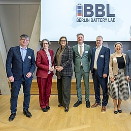 Acht Personen (Prof. Bernd Rech, Prof. Julia von Blumenthal, Dr. Ina Czyborra, Prof. Philipp Adelhelm, Prof. Ulrich Panne, Saskia Vormfelde, Dr. Tim Fellinger, Prof. Yan Lu) posieren vor einem BBL-Logo in einem Konferenzraum.