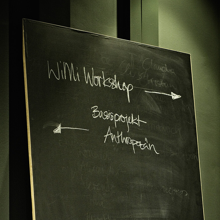 Eine Werbetafel auf der mit Kreide einige Wörter geschrieben wurden