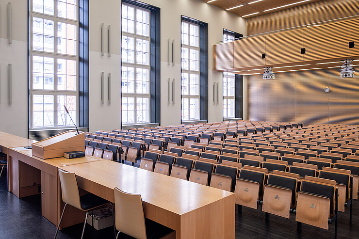 Großer Hörsaal - Wirtschaftswissenschaftliche Fakultät - 2025 - Stefan Klenke Blick vom Podium aus in einen großern modernen Hörsaal der HU Berlin